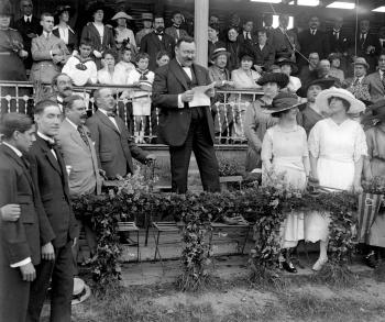 Discurs de Joan Gamper al camp de futbol del FC Barcelona del carrer Indústria, amb motiu de la Festa de la Bandera, 23 juny de 1918. AGDB. Fons i autoria: Frederic Juandó Alegret.