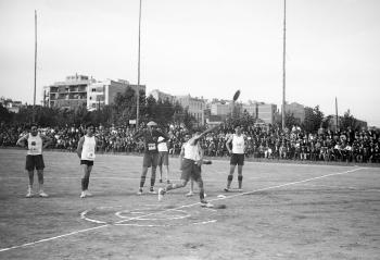 Llançament de disc en una competició atlètica a Barcelona, primer terç s. XX. AGDB. Fons i autoria: Frederic Juandó Alegret.