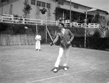 Partit de tennis de parelles mixtes a la Reial Societat Esportiva Pompeia, primera meitat del segle XX. AGDB. Fons i autoria: Frederic Juandó Alegret