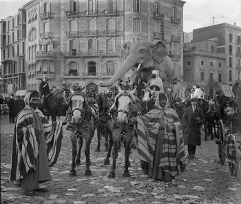 Comparsa 'El príncipe marroquí con su séquito y un Elefante', premi extraordinari al Carnaval de Barcelona, 1915. AGDB. Fons i autoria: Frederic Juandó Alegret.