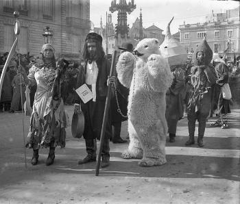 Comparsa 'los Húngaros' al Carnestoltes de Barcelona, febrer 1915. AGDB. Fons i autoria: Frederic Juandó Alegret.