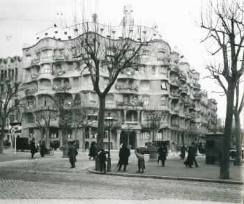 La Casa Milà, coneguda com a la Pedrera, principis del segle XX. AGDB. Fons i autoria: Frederic Juandó Alegret.