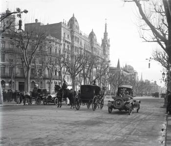 El passeig de Gràcia amb les cases Rocamora al fons, c. 1925. AGDB. Fons i autoria: Frederic Juandó Alegret.