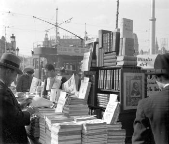 Diada de Sant Jordi a Barcelona, 1933. AGDB. Fons i autoria: Frederic Juandó Alegret.