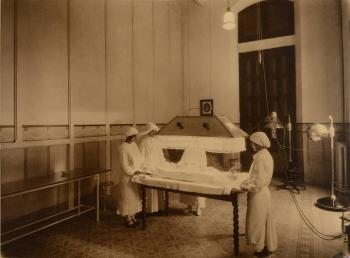 Sala de helioteràpia, c. 1910-1920. AGDB. Fons: Diputació de Barcelona. Autoria: Photo Studio Mas.