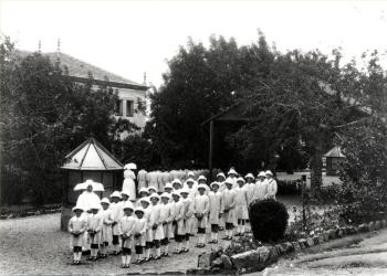 Nenes al pati de la Casa de la Caritat a Horta, Can Tarrida, c. 1910-1920. AGDB. Fons: Diputació de Barcelona. Autoria: Photo Studio Mas.