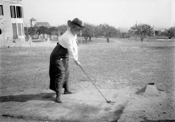 Jugadora de golf al Barcelona Golf Club, 1915. AGDB. Fons i autoria: Frederic Juandó Alegret.