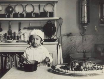 Nena que acompanya la mare a la classe de cuina a l’Escola Professional per a la Dona, c. 1930. AGDB. Fons: Escola de la Dona. Autoria: Sagarra i Torrents.