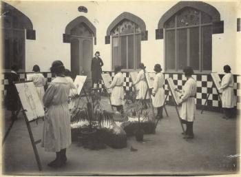 Classe de dibuix artístic a la seu del carrer Elisabets, l’any 1926. AGDB. Fons: Escola de la Dona. Autoria: Alejandro Antonietti.