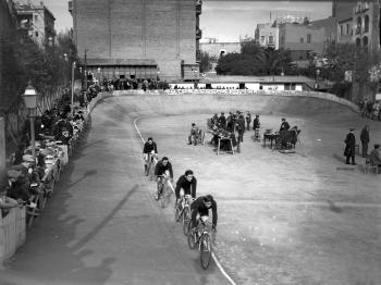 Cursa de ciclisme a la Velo-Pista Balmes, c. 1910-1915. Fons i autoria: Frederic Juandó Alegret. (CAT AGDB, R. 54460)