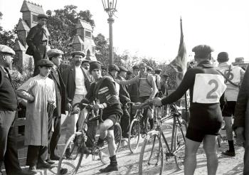 Cursa de ciclisme, c. 1910-1920. Fons i autoria: Frederic Juandó Alegret. (CAT AGDB, R. 54448)