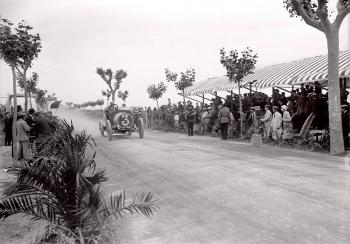 Cursa d’automobilisme, c. 1915-1925. Fons i autoria: Frederic Juandó Alegret. (CAT AGDB R. 54960)