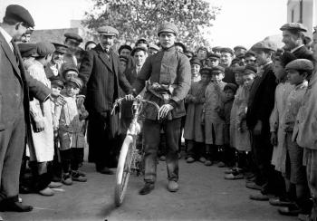 Jaume Duran a la Copa de Motos Lleugeres al circuit del Baix Penedès, 1911. Fons i autoria: Frederic Juandó Alegret. (CAT AGDB R. 55316)