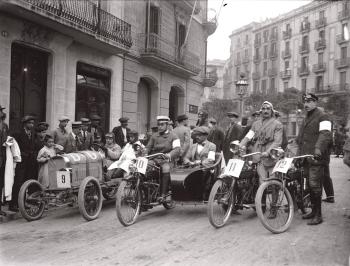 Cursa d’automobilisme i motociclisme al centre de Barcelona, c. 1910-1920. Fons i autoria: Frederic Juandó Alegret. (CAT AGDB R. 54965)