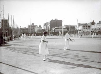 Partit de tennis de parelles mixtes al Reial Societat de Tennis Pompeia, c. 1910- 1930. Fons i autoria: Frederic Juandó Alegret. (CAT AGDB R. 55312)