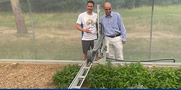 El diputat Marc Verdaguer i l'alcalde de Rupit i Pruit, Albert Marcé, mirant el Farmbot