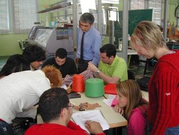 Alumnes a la classe de tricotoses. 2005