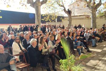 Assistents a l’acte al pati del recinte de l’Escola de Teixits