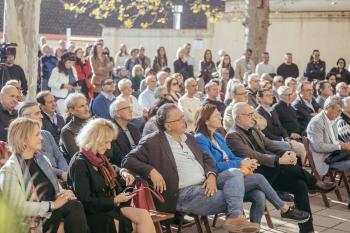 <strong>Públic assistent a l’acte</strong><br /> Unes dues-centes persones van omplir el recinte de l’Escola de Teixits durant la celebració del centenari.