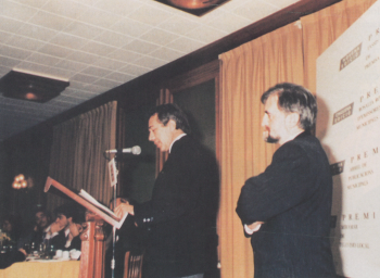 Manuel Royes i, en primer terme, Jordi Labòria en el lliurament de premis del primer any en què es premiaven televisions i butlletins municipals.