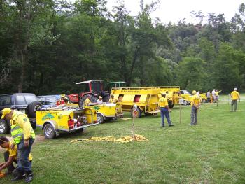 Fotografia de la trobada de formació i coordinació de l’ADF Vilanova de Sau abans de l’inici de la campanya antiincendis, el 18 de juny de 2011. Arxiu Municipal de Vilanova de Sau.