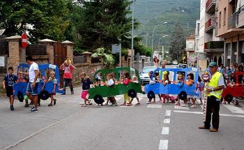 Els infants de Súria van a escola amb vehicles “sostenibles” durant la Setmana de la Mobilitat Sostenible, 2001, Ajuntament de Súria. Arxiu Municipal de Súria.