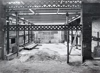 Obres a la futura seu de l’Institut de Cultura i Biblioteca Popular de la Dona al carrer Sant Pere més Baix, c.1920. Autoria desconeguda. Fons: Institut de Cultura i Biblioteca Popular de la Dona. (CAT AGDB 4_193)