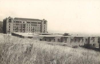 Vista panoràmica del Pavelló Llevant o del Beat Salvador, 1946. Autoria desconeguda. Fons: Diputació de Barcelona. (CAT AGDB R.17196)