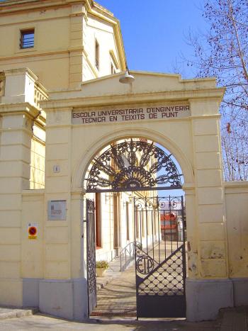 Entrada de l'Escola. Arxiu fotogràfic del Centre de Documentació del CRT – Escola de Teixits.