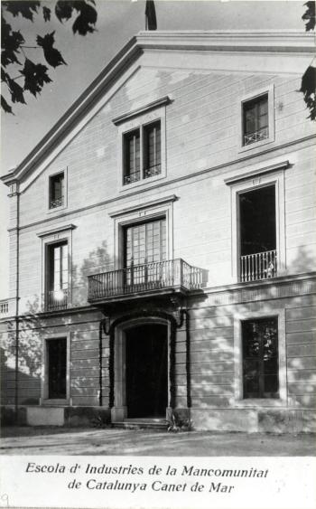 Façana principal de l’Escola Local d’Indústries, antiga Escola d’Indústries de la Mancomunitat de Catalunya de Canet de Mar, 1922. Autoria desconeguda. Fons: Diputació de Barcelona (CAT AGDB R. 2746)